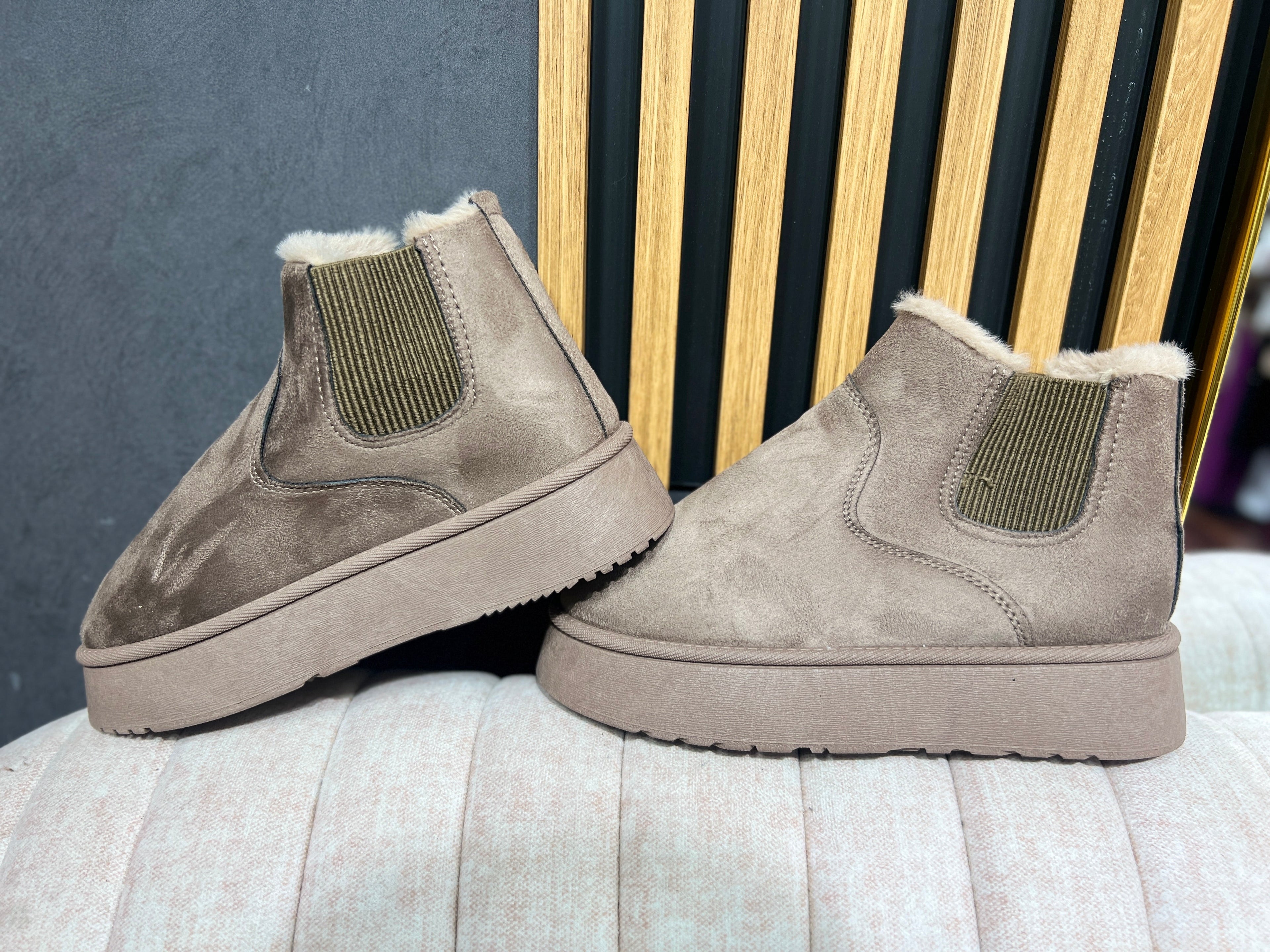 UGG